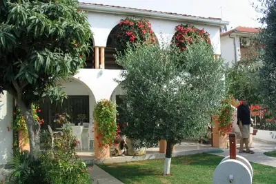 Image de Appartement Dady, avec grande terrasse couverte, à seulement 300m de la mer, rue calme