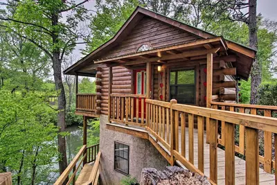 Image de Nouveau! Cozy Riverfront Cabin - 5 Mi. à Pigeon Forge