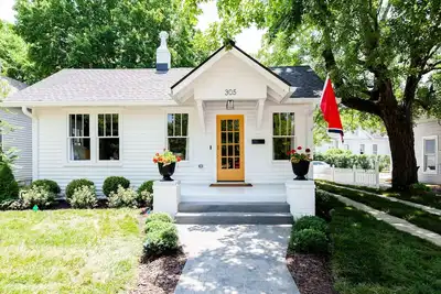 Image de Charmant chalet à 1 pâté de maisons de la rue principale de Franklin Tn historique