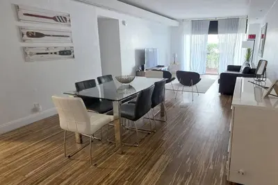 Image de Grand Appartement Sur La Plage! ! Piscine, Gym, Wifi, Parking. 1 Lit 1 Bain