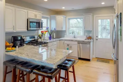 Image de Bayview home nouvellement construit, étapes pour amarrer / lancer sur Great Pond - petits chiens Ok!