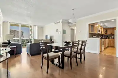 Image de The Tides-Great Apartment On Beach! ! Pool, Gym, Wifi, Parking. 1 Bed 1 Bath