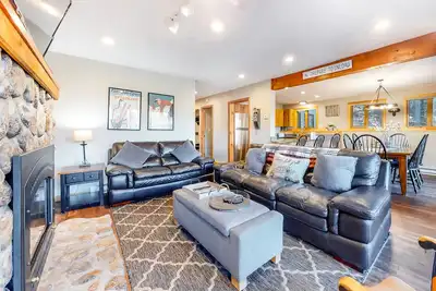 Image de Condo invitant avec vue sur la montagne avec foyer - près de Story Land!