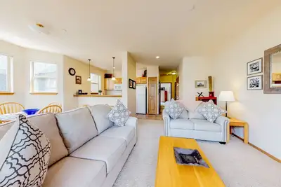 Image de Condo au rez-de-chaussée avec balcon privé et bain à remous partagé - sur la ligne de bus!