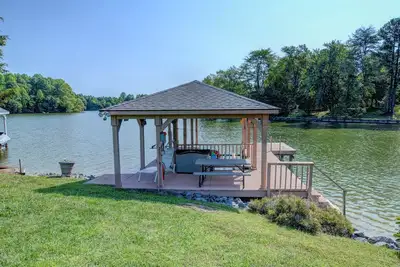 Image de Maison au bord du lac avec salle de jeux, quai, zone de baignade privée et jouets aquatiques!