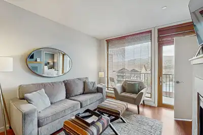 Image de Condo avec vue sur le lac w / balcon, piscine partagée et bain à remous - à pied du lac!