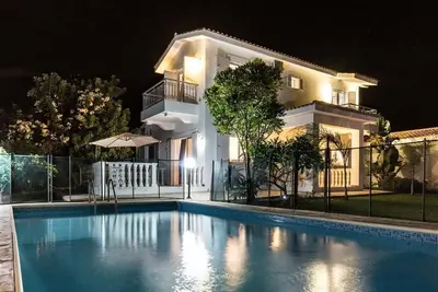 Villa de 3 chambres à Latchi avec piscine privée (barrière de sécurité pour enfants) et vue sur la mer