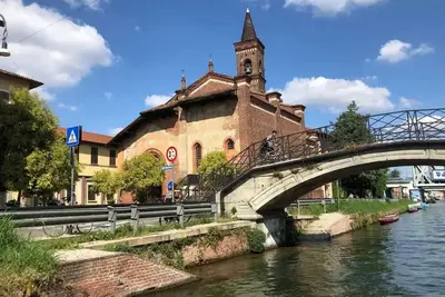Image de Cabane Dans les Arbres le Long du Canal Naviglio Grande