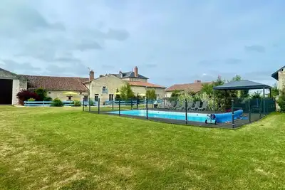 Image de 3 gîtes récemment rénovés avec piscine près de Richelieu