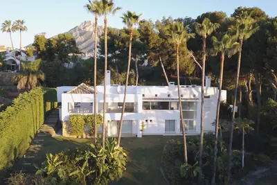 Villa moderne avec vue mer exceptionnelle, proche de tout dans le  Golden Mile