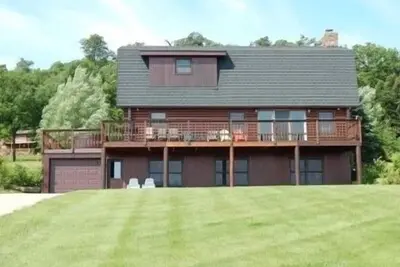 Image de Spacieux Log Home avec bain à remous