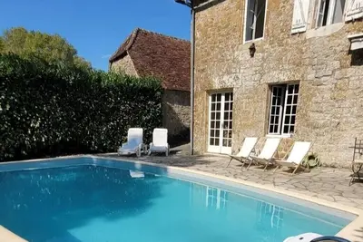 Image de maison de village avec piscine