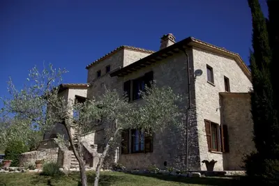 Image de Propriété en Ombrie avec piscine et spa privés, jardins et parkings privés