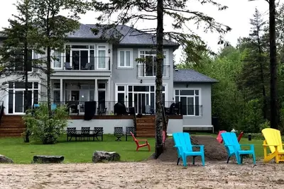 Image de Nouveau Lakehouse 6 chambres - Sandy Beach privé, à 5 minutes de Bobcaygeon, beaucoup de jouets