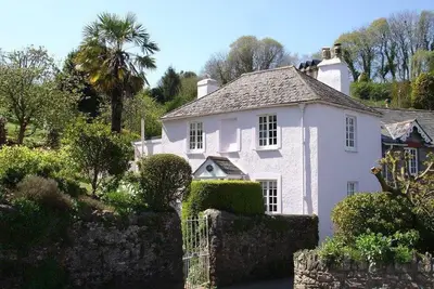 Image de Belle maison avec des jardins dans le centre du village