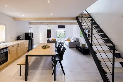 Image de Appartement neuf centre Céret, terrasse couverte située sur le Canigou