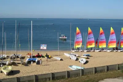 Image de accès direct sur la plage de Ste Marguerite avec tennis