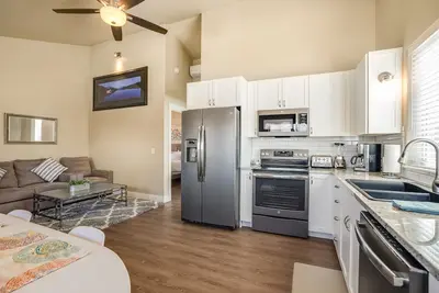 Image de Brand New Modern Guest House dans un emplacement parfait