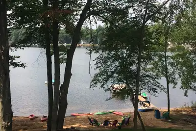 Image de Belle nouvelle maison au bord du lac, à 134 pieds de Sandy Beach: peut accueillir jusqu'à 20 personnes