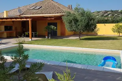 Image de Villa Chloé, à quelques km de Cagliari avec piscine privée, jardin, pelouse verte