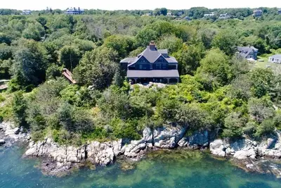 Image de Ouvert pour les mariages! ! Demandez Les Tarifs \/\/ Le Barnacle surplombant la baie de Narragansett