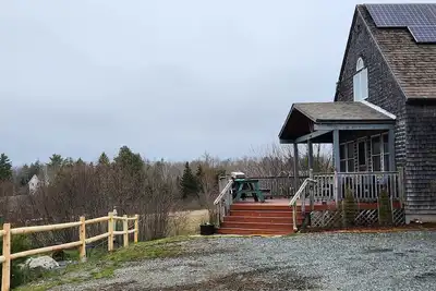 Image de Beau et moderne cottage de style cape niché le long de la rivière Jordan Tidsl.