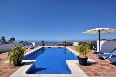 Image de Belle villa à Sayalonga avec piscine