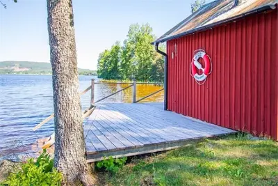 Image de Maison de vacances sur une cour restaurée avec sa propre jetée et sauna