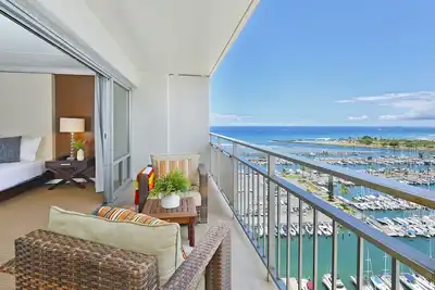 Image de 20e étage avec vue sur la mer et la marina à l'Ilikai! 4 personnes!