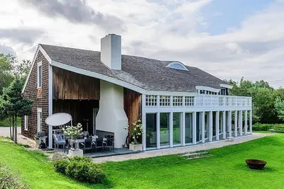 Image de \"The Wave\" est une maison moderne qui est la retraite idéale pour la vie des Hamptons.