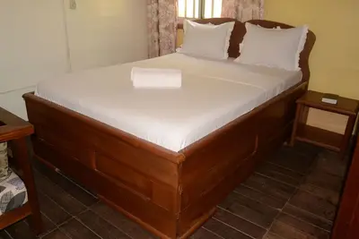 Image de Charmant bungalow en bois au bord de la rivière, respectueux de l’environnement.