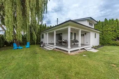 Image de Trout Creek Charmer à deux pas du lac Okanagan, des courts de tennis et de la cave