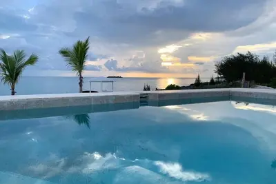 Nouveau quai de bord de mer avec quai, kayaks, panneaux de protection, piscine chauffée privée