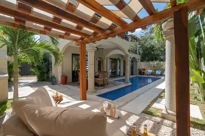 Image de Balcon relaxant et piscine privée près de Holystika