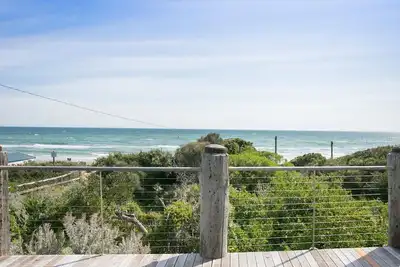 Image de Anchor Beachfront Retreat - Moderne, Animaux admis, Sur la plage, Vues sur l'eau, Cheminée, WiFi