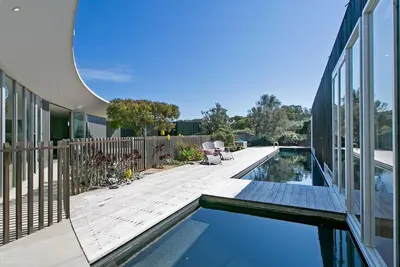 Image de Oceania Retreat - Villa de luxe avec piscine et accès à la plage privée, cheminée