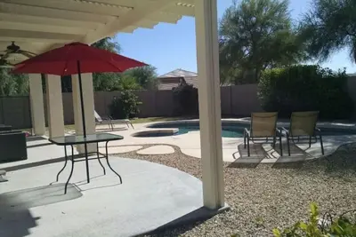 Image de Grande maison de Palm Valley avec piscine chauffée privée / spa dans un quartier calme