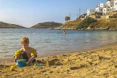 Image de Maison moderne sur une petite île paradisiaque à tout juste une heure d'Athènes