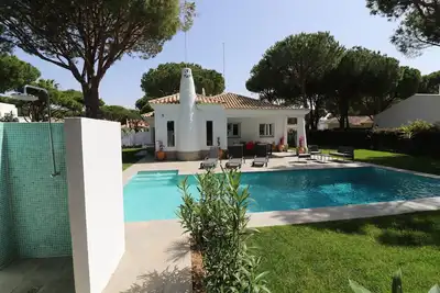 Finca moderne près de la plage avec piscine