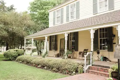 Image de Suite Louise dans notre Hodge Podge Lodge historique ~ Construit en 1854