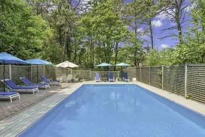 Image de Nouvelle inscription: Maison spacieuse et élégante près de la ville et de la plage avec piscine chauffée, bain à remous, cheminée