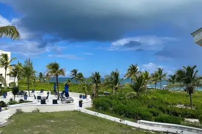 Image de 1 bdrm vue sur la piscine piscine creusée étage jacuzzi plage privée spacieuses grands prix!