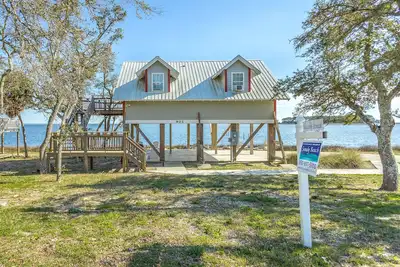 Image de Assis sur le son est un endroit idéal pour s'asseoir et se détendre. La nouvelle maison a toutes les améliorations.