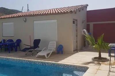 Image de Bungalow avec piscine privé et jacuzzi intégré.