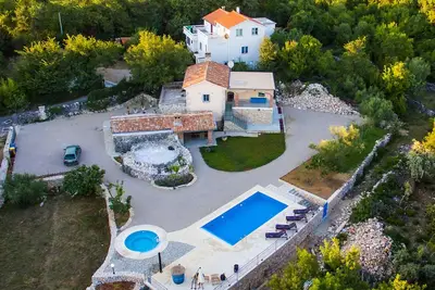 Image de Maison de vacances avec piscine, bain à remous et sauna