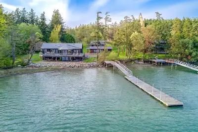 Image de Nouvellement listé! Incroyable Waterfront Paradise avec salle de jeux! (Acres Bakker)