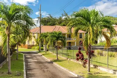 Image de Emerald Woods 1 situé dans un cul de sac fermé et calme de 3 propriétés wifi / piscine