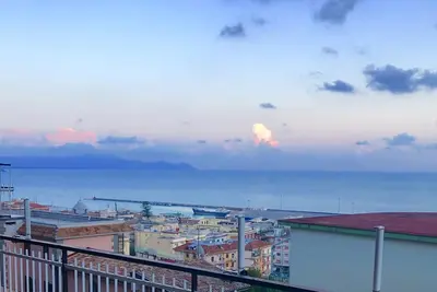 Image de Appartement confortable avec terrasse donnant sur la mer, près de la plage et du centre-ville