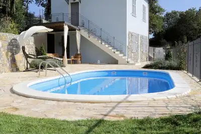 Image de Maison individuelle, avec piscine, vue dégagée, barbecue et parking privé.