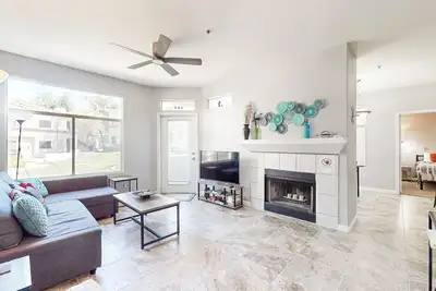 Image de Invitant condo avec piscine chauffée partagée, bain à remous, salle de fitness et sauna!